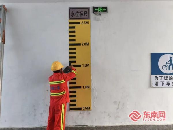 厦门海沧更新人行设施安全提示牌 守护市民“脚下安全”